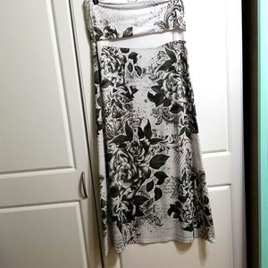 CASA LEE WOMEN'S WHITE/ GREY FLORAL SKIRT. SIZE MEDIUM.